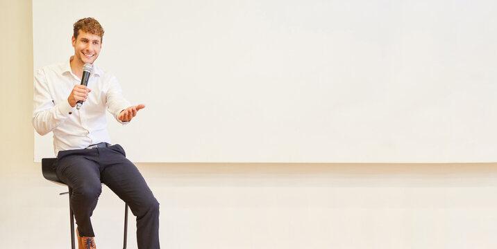 Gesch&auml;ftsmann als Redner bei Start-Up Business Konferenz