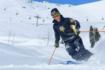 Spass beim Skifahren im freien Gelände im Telemark-Stil