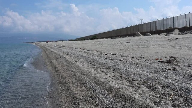 Gioia Tauro - Panoramica della spiaggia del porto dalla riva