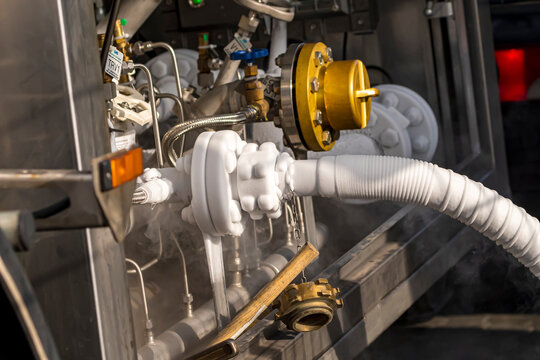 Ein Tank ist angeschlossen um Flüssiggas in einen Flüssiggastank zu pumpen, Deutschland, 11.10.2021, Kittlitz	