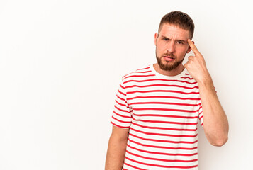 Obraz premium Young caucasian man with diastema isolated on white background showing a disappointment gesture with forefinger.