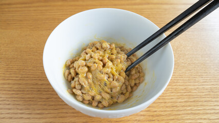 納豆と生タマゴを混ぜる