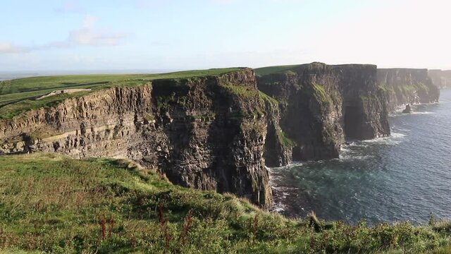 Doolin &ndash; Panoramica delle Cliffs of Moher dalla terrazza del belvedere