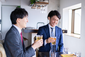 お酒を飲みながら話すビジネスパーソン