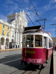 Plakat alte Straßenbahnen am Triumphbogen in Lissabon