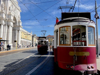 alte Straßenbahnen am Triumphbogen in Lissabon