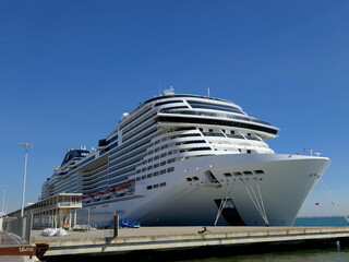 großes Kreuzfahrtschiff im Hafen