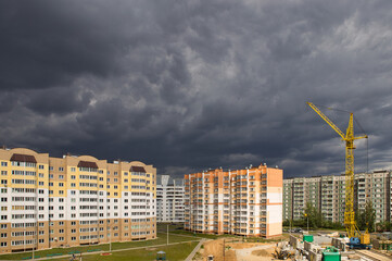 Fototapeta na wymiar tower crane operation in bad weather storm