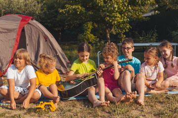 Obraz premium children's party in the backyard in the summer