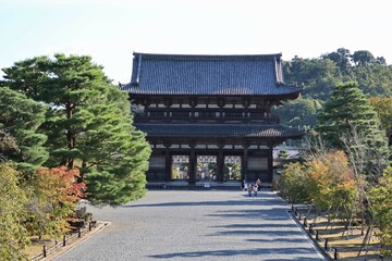 Temples and shrines in Kyoto in Japan 日本の京都にある神社仏閣 : Nio-mon Gate in the precincts of Ninna-ji Temple 仁和寺の境内にある二王門