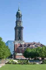 Der Michaeliskirche mi BŠumen und Wiese im Vordergrund - The St Michael's Church Wed trees and grass in the foreground