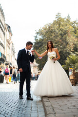 Naklejka premium Happy newlywed bride and groom in the old city