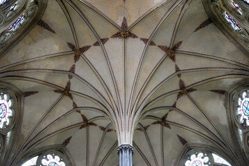Rib vault ceiling at the 800 years old Salisbury Cathedral, formally the Cathedral Church of the Blessed Virgin Mary built in 1220 in Salisbury, Wiltshire, England, UK - obrazy, fototapety, plakaty