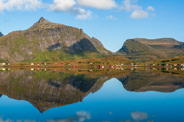 Morgentliche Landschaftsspiegelung im Fjordwasser