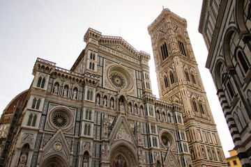 Fototapeta premium Facade of the world famous Cathedral of Florence (Duomo di Firenze) taken from the Piazza del Duomo