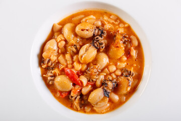 Zuppetta di fagioli e sepiolite servita in un ristorante