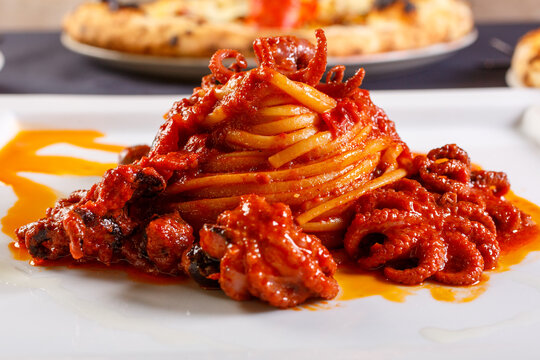 Spaghetti con sugo di polipetti serviti come primo piatto in un ristorante