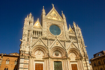 Fototapeta na wymiar Front of the Cathedral of Siena on a clear bleu sky day (Duomo di Siena), Italy
