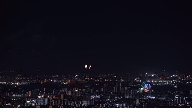 日本の愛知県の名古屋港の花火大会と名古屋市の夜景。4K動画。