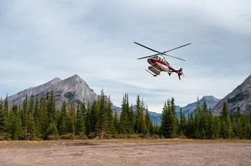Stickers pour porte hélicoptère Vol touristique en hélicoptère et atterrissage au sol dans le parc national de Banff