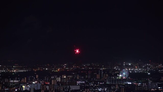 日本の愛知県・名古屋港の花火大会と名古屋の夜景。4K動画。