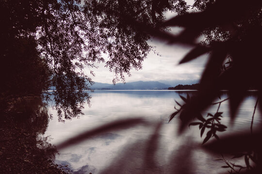 Berglandschaft mit See und Bl&auml;ttern