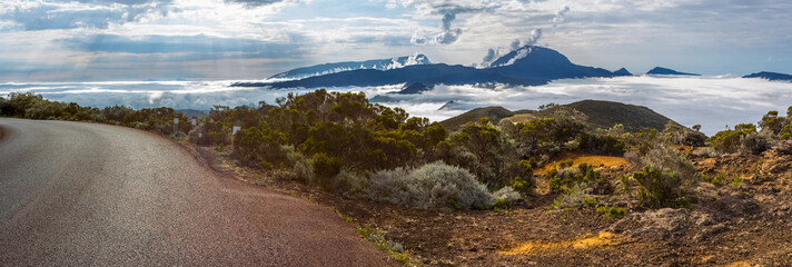 Mer de nuages sur l&rsquo;&icirc;le de la R&eacute;union 