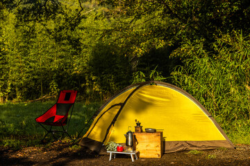 林の中のキャンプ場　Camping with an open tent in a forest 