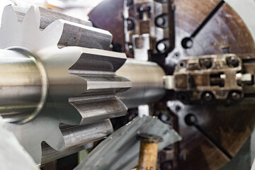 Obraz na płótnie Canvas Manufacturing of a gear shaft on a gear cutting machine.