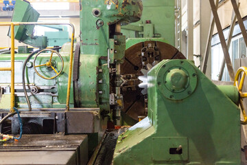 Gear cutting machine for cutting teeth with a modular disc cutter on a gear shaft of a large size.
