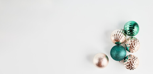 panoramic festive christmas banner. christmas decor on a light background. balloons of gold and green in a festive composition. flat lay, copy space