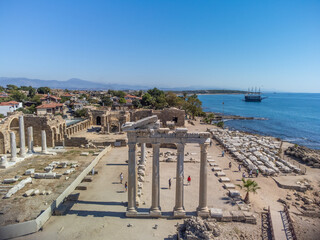 Obraz premium Old ruins of Apollo and Afina temple, Side, Turkey