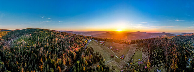 zachód słońca jesienią w górach, Beskid Śląski w Polsce z lotu ptaka