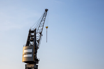 Naklejka premium Großer Kran in einem Hafen