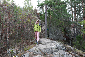 Obraz premium Woman descends from Mount Hiidenvuori