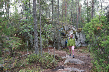 Obraz premium Mother with sons climbing Mount Hiidenvuori
