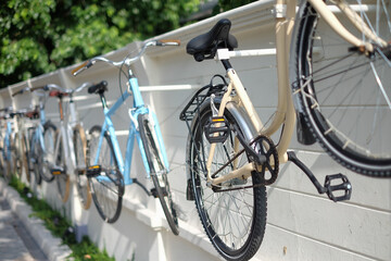 Fototapeta premium Bicycles hanging on the wall for decoration