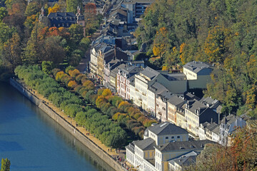 Luftaufnahme der Kurstadt Bad Ems an der Lahn mit Kursaal und Kurpark im Herbst 2021 - UNESCO Weltkulturerbe Great Spas of Europe - Stockfoto