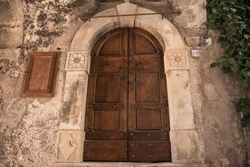 Fototapeta na wymiar Castelvecchio Calvisio medieval town, wooden door.