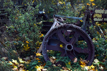 Koło od kierata oparte o inne metale.  © Klara