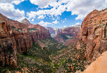 Fototapeta premium Views of Zion National Park From the Overlook Trail