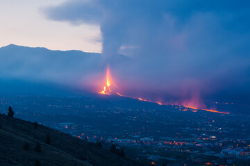 Desde el Valle de Aridane, vistas del volcán de Cumbre Vieja, las coladas van arrasando multitud...
