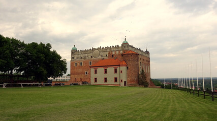 Fototapeta na wymiar Zamek z pięknymi wieżami na wzgórzu 