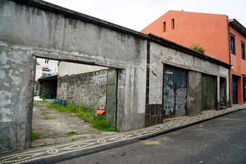 Fototapeta premium run down houses on azores island sao miguel