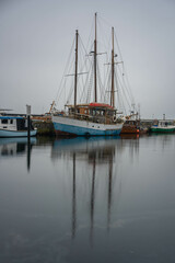 Fototapeta premium Fischerboot im Hafen langzeitbelichtung