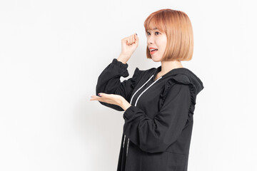 納得のジェスチャーをする若い女性