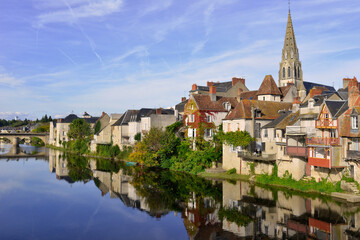 Argenton-sur-Creuse (36200) se reflète dans la Creuse, département de l'Indre en région Centre-Val-de-Loire, France - obrazy, fototapety, plakaty