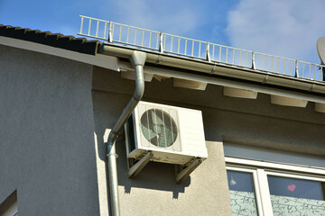 Wärmepumpe, Klimaanlage, Luftwärmepumpe vor einem Wohnhaus