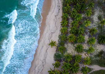 Praia do paiva com ondas. Vista de drone