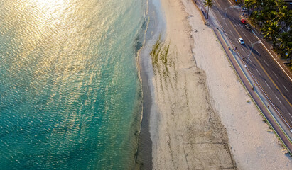 Orla de Maceió durante o pôr do sol. Vista de drone